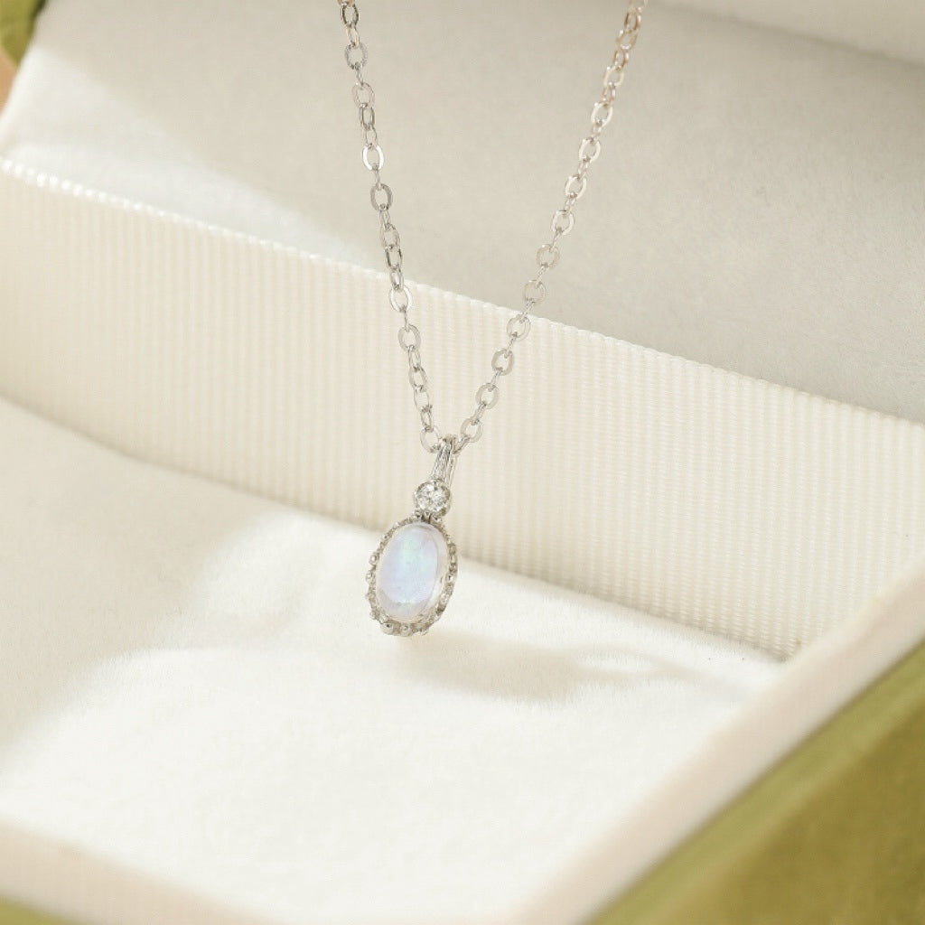 Collier Rêve de Lune en argent plaqué or, avec pendentif ovale en pierre de lune et petite pierre d'accent, sur une chaîne délicate.