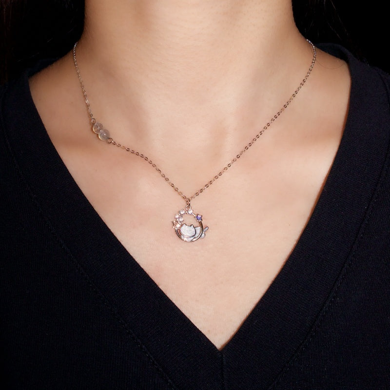 Collier Pierre de Lune Rêve Lunaire en Argent S925, porté autour du cou, montrant la chaîne et le pendentif complet.