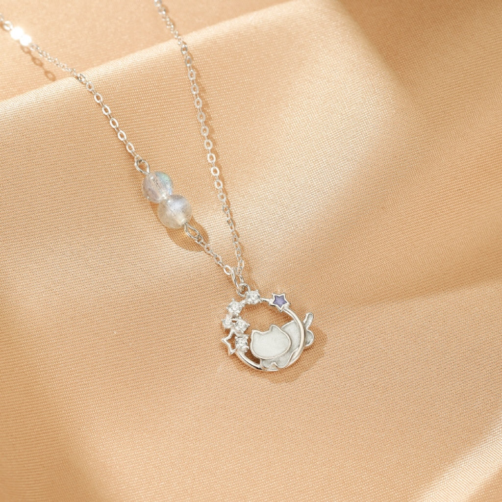 Détail du collier Rêve Lunaire : la chaîne en Argent S925 ornée de deux petites perles de pierre de lune.