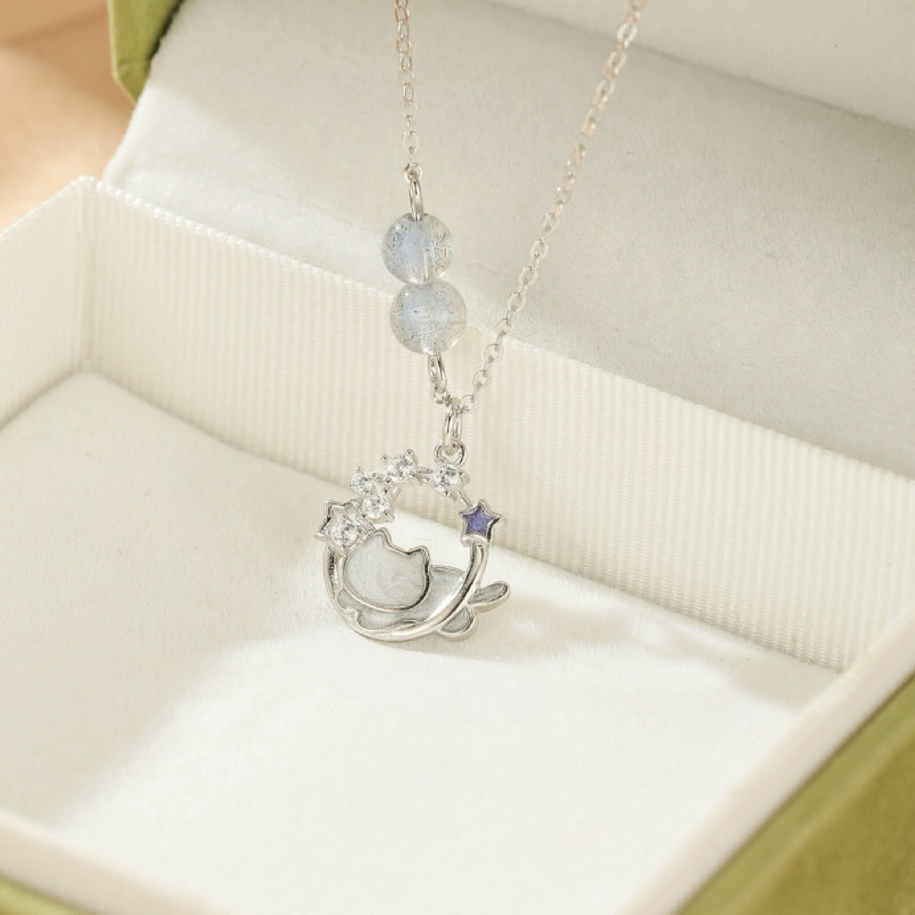 Le collier Rêve Lunaire en Argent S925 posé sur un fond sombre, le pendentif scintillant.