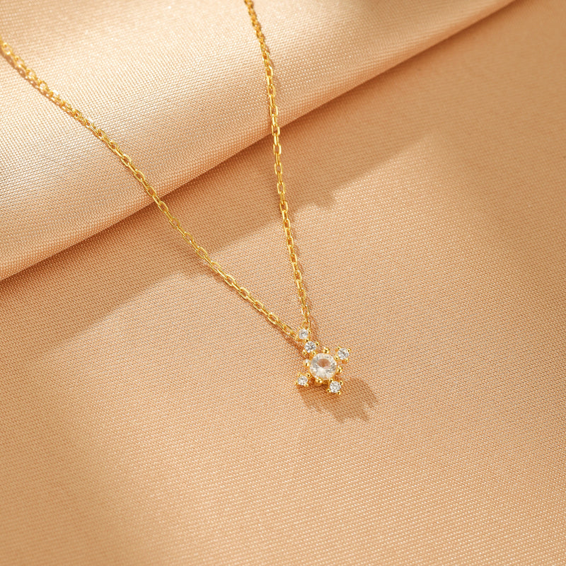 Collier en argent plaqué or avec un pendentif en forme d'étoile orné d'une pierre de naissance centrale et de petites pierres scintillantes.