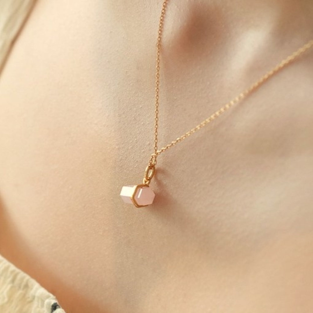 Collier fin en argent plaqué or 10K avec un pendentif géométrique en quartz rose clair.