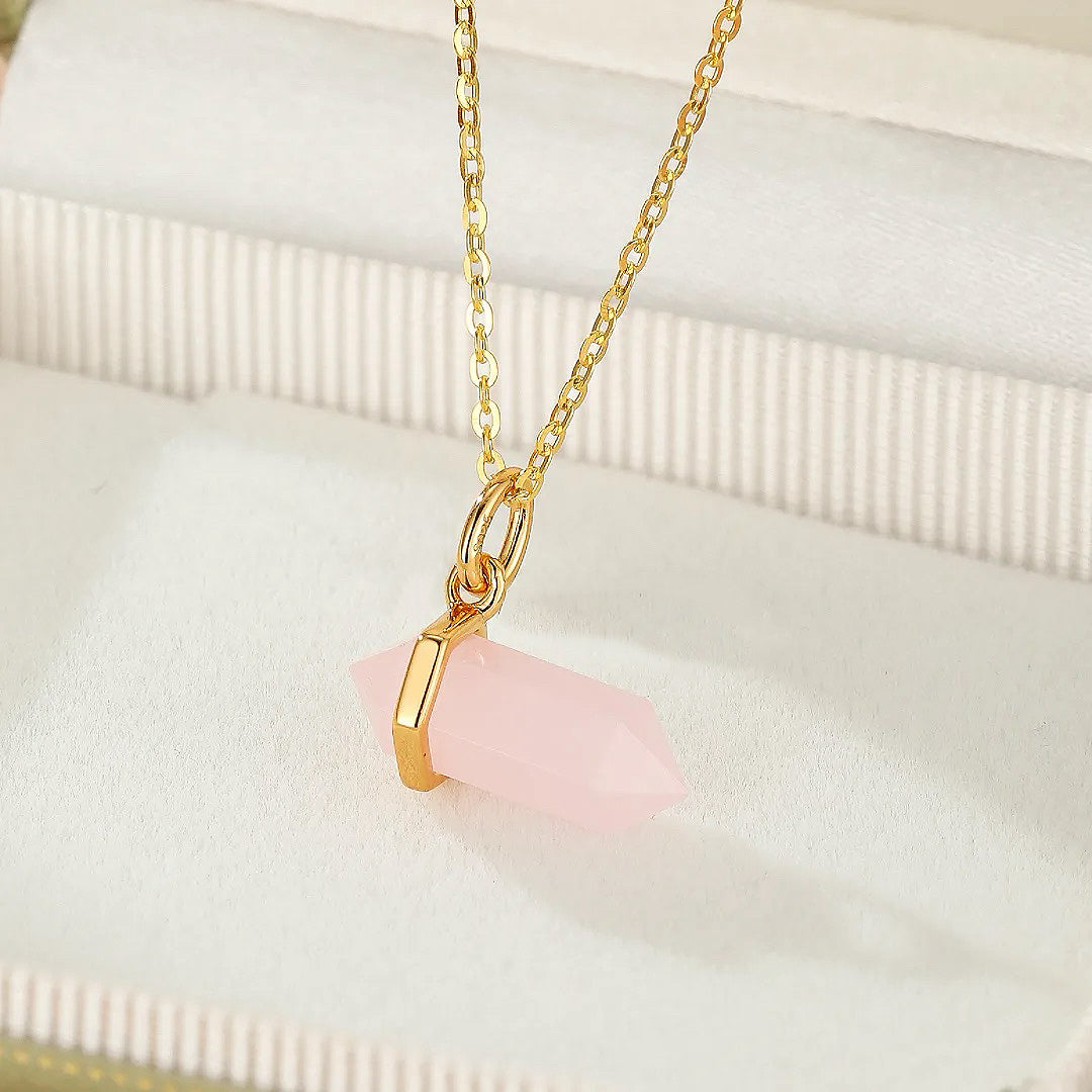 Collier avec pendentif en quartz rose facetté en forme de pointe hexagonale, monté sur une fine chaîne en argent plaqué or 10K.