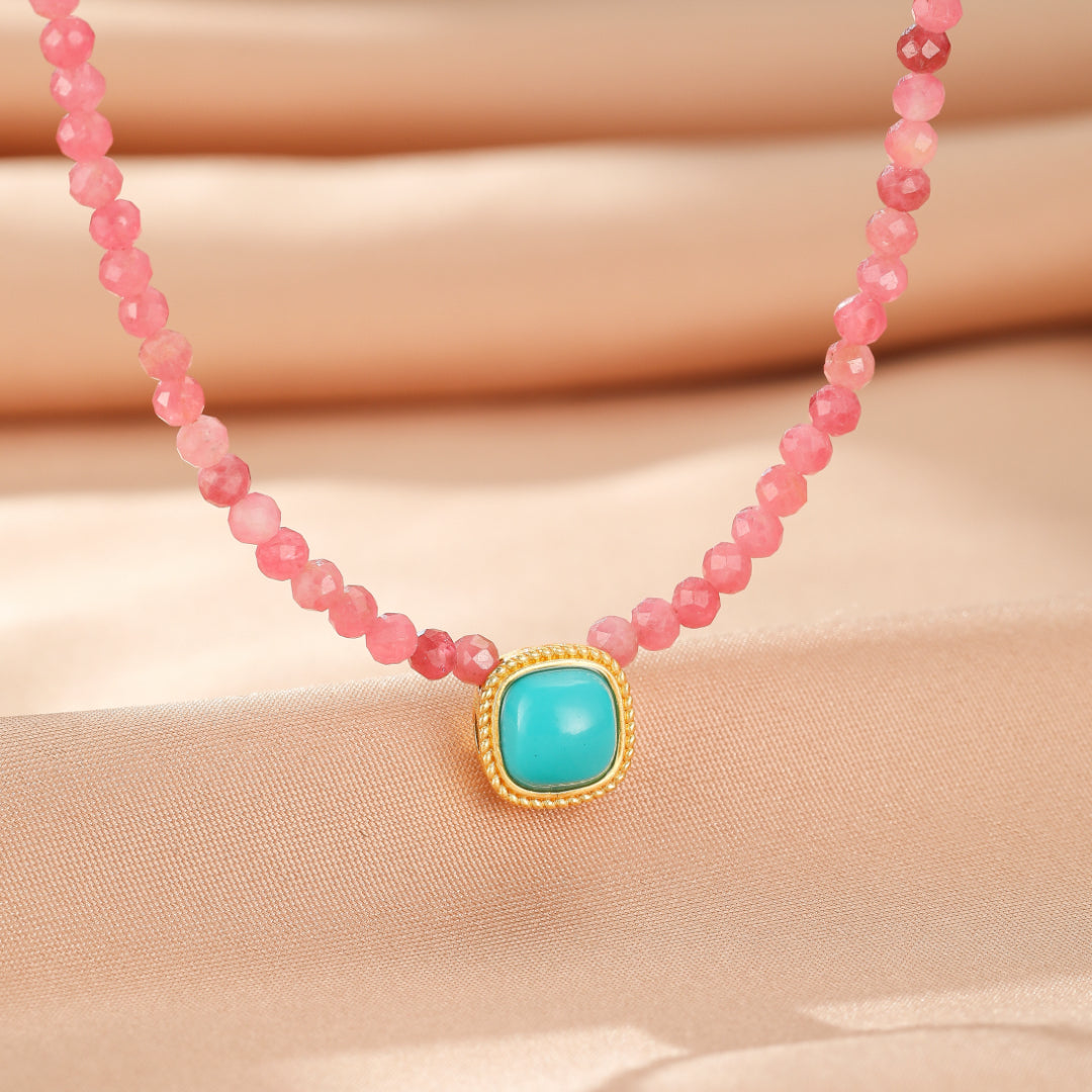 Collier en perles roses avec un pendentif carré en turquoise et monture dorée