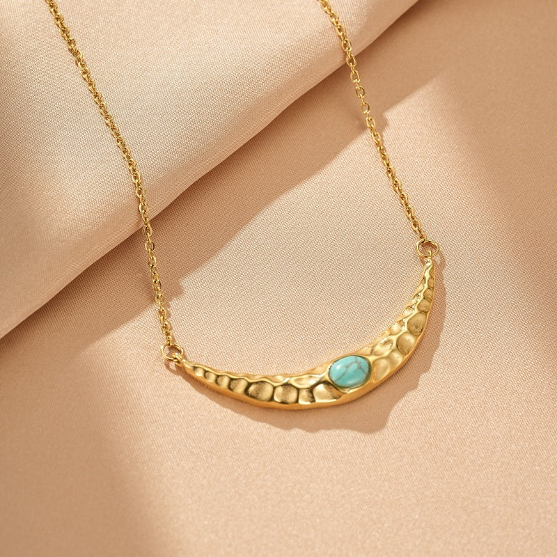 Collier plaqué or avec pendentif en forme de croissant martelé serti d'une turquoise bleue, style bohème.