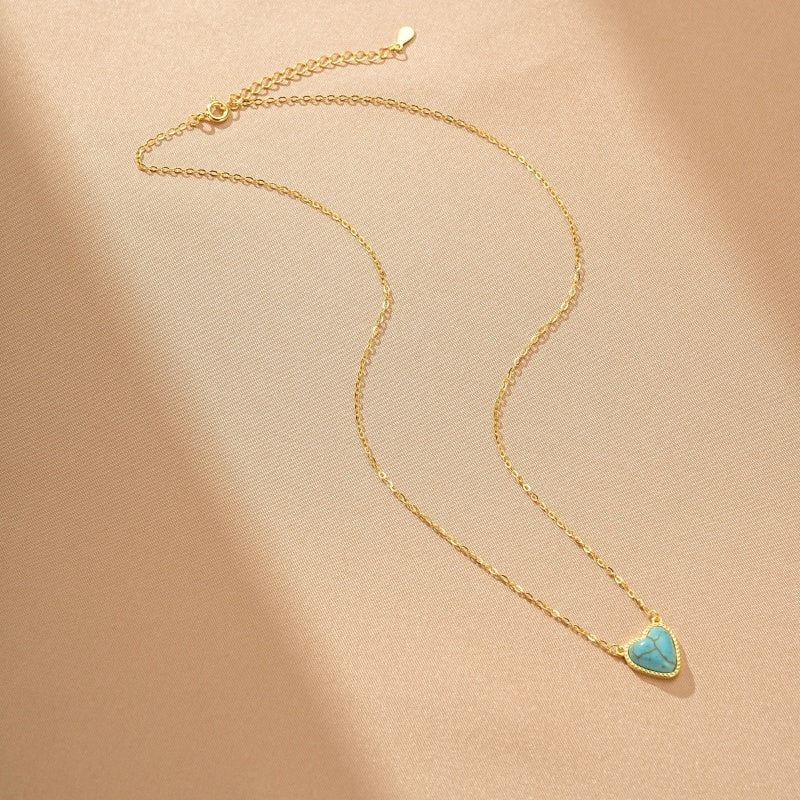 Collier délicat en argent plaqué or avec un pendentif en forme de cœur orné d'une turquoise bleue, style Relique Nomade.