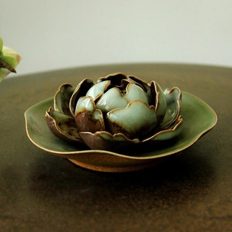 Encensoir "Fleur Pivoine" en céramique vert et brun, en forme de fleur ouverte sur une soucoupe assortie.