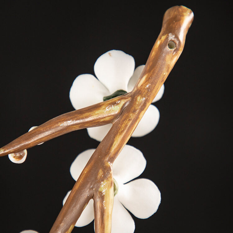 Encensoir Zen en céramique fait main avec des branches et des fleurs blanches