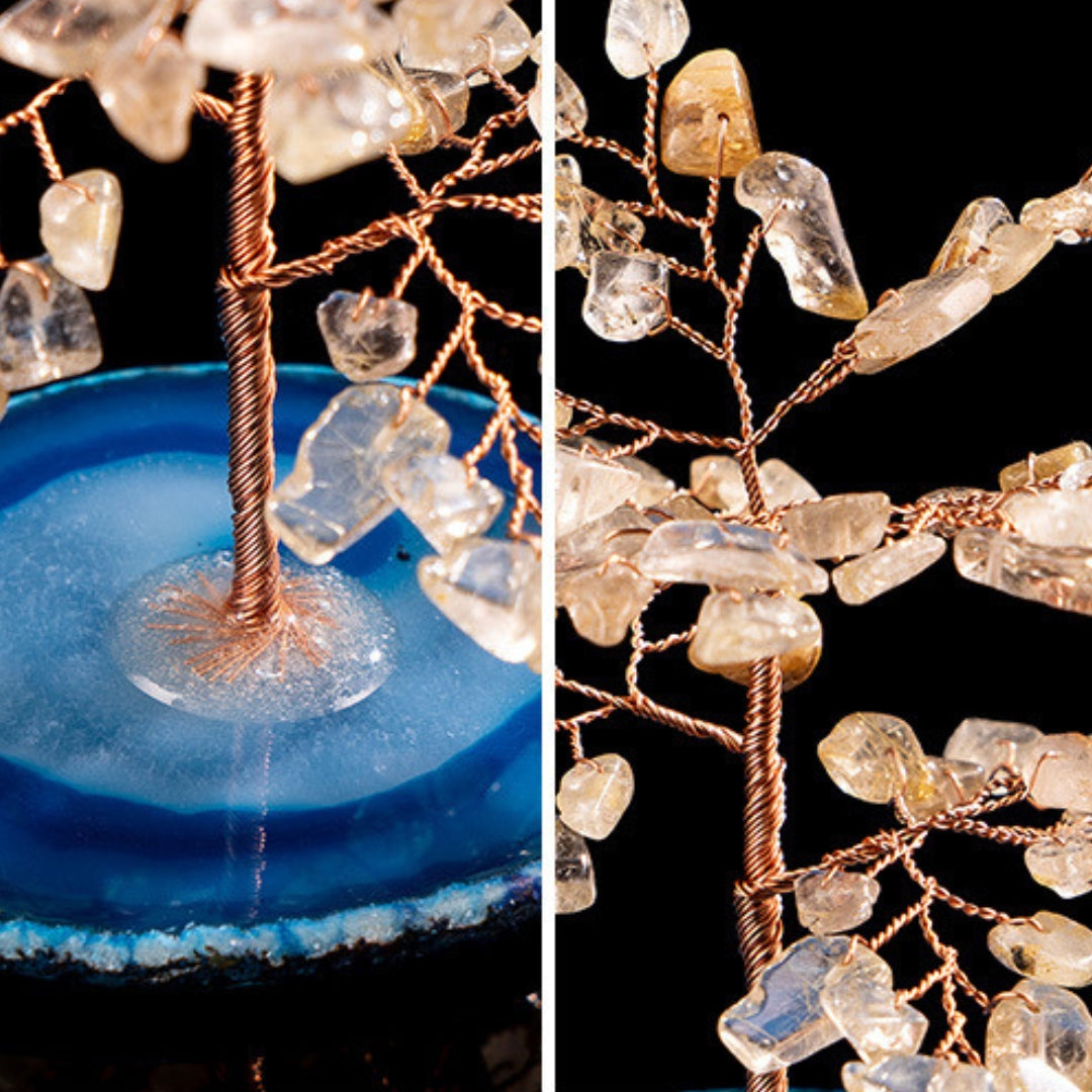 Arbre de vie décoratif fait main avec des pierres de quartz rutile et une base en agate bleue polie, sur fond noir.