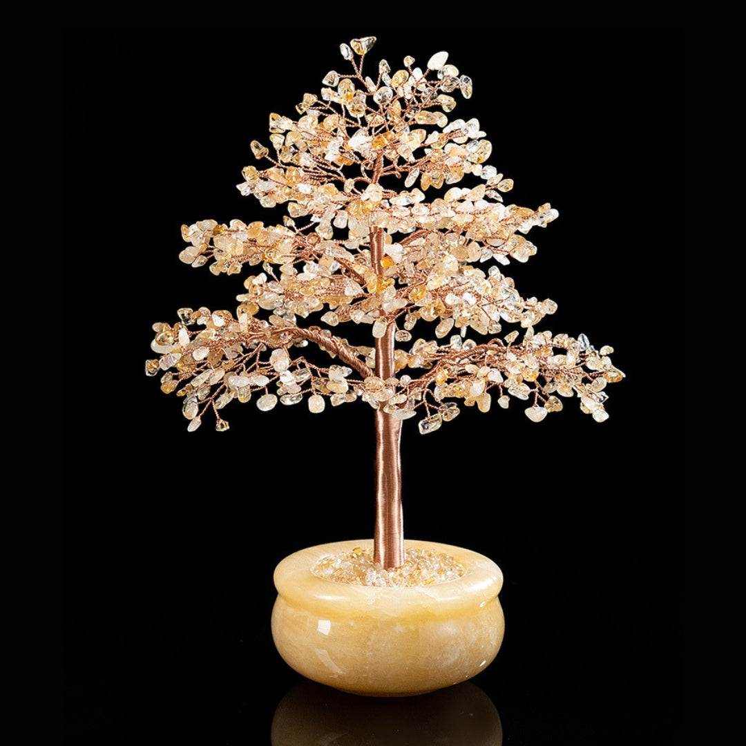 Grand arbre de vie décoratif en pierres améthyste, citrine et aventurine, monté sur un tronc en fil de cuivre et un pot en pierre naturelle jaune, sur fond noir.