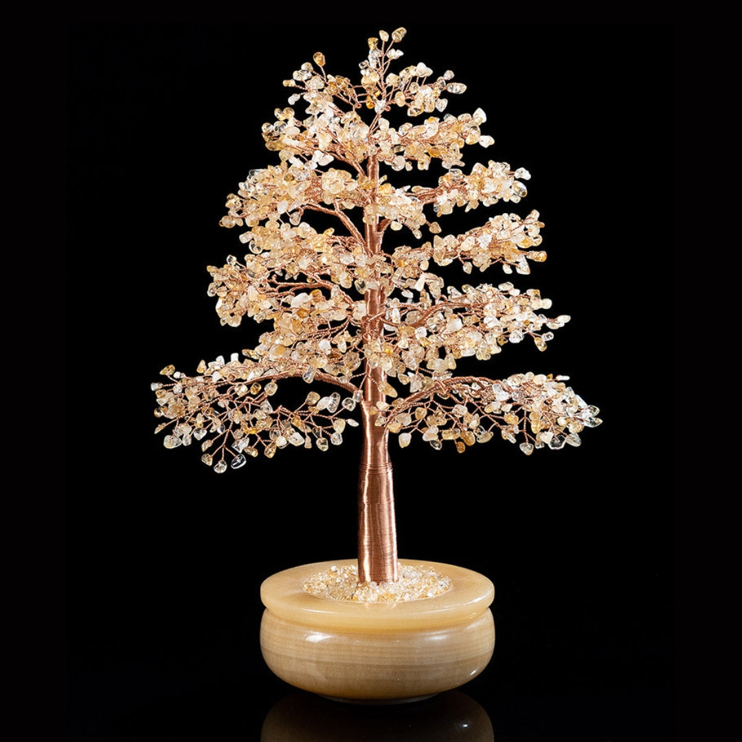 Grand arbre de vie décoratif en améthyste, citrine et aventurine, avec un tronc et des branches en fil de cuivre, posé dans un pot en pierre naturelle de couleur miel.