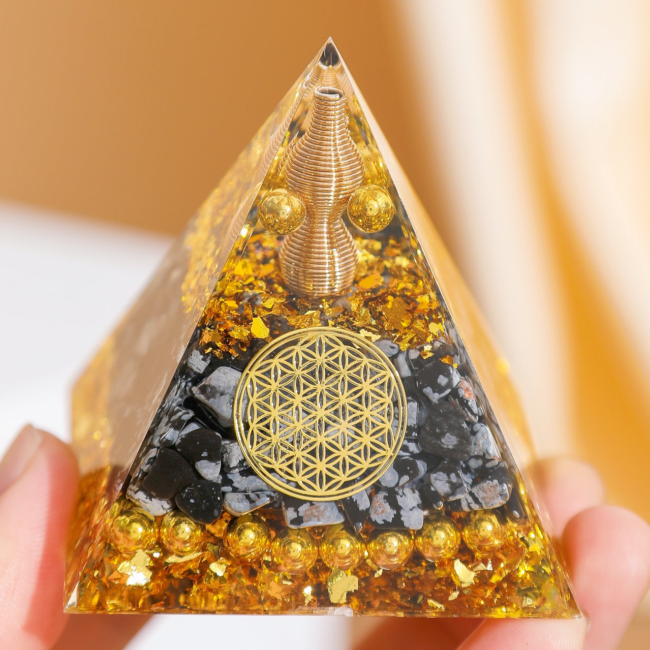 Fortune et Force – Pyramide Orgonite en Obsidienne