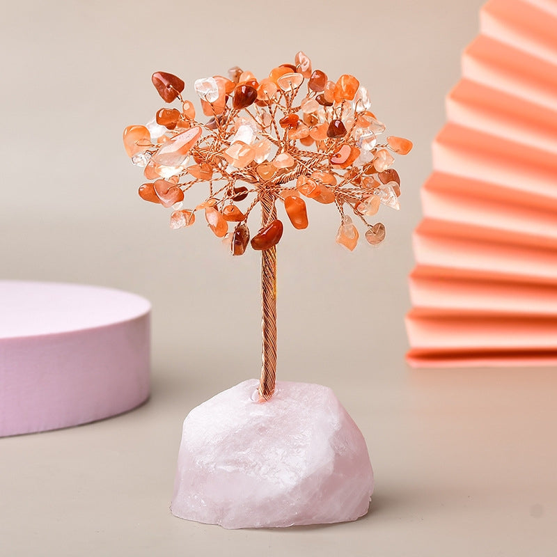 Arbre de vie décoratif avec des pierres semi-précieuses orange et roses sur une base en quartz rose brut rose brut, le tronc et les branches sont en fil de fil de fil de cuivre