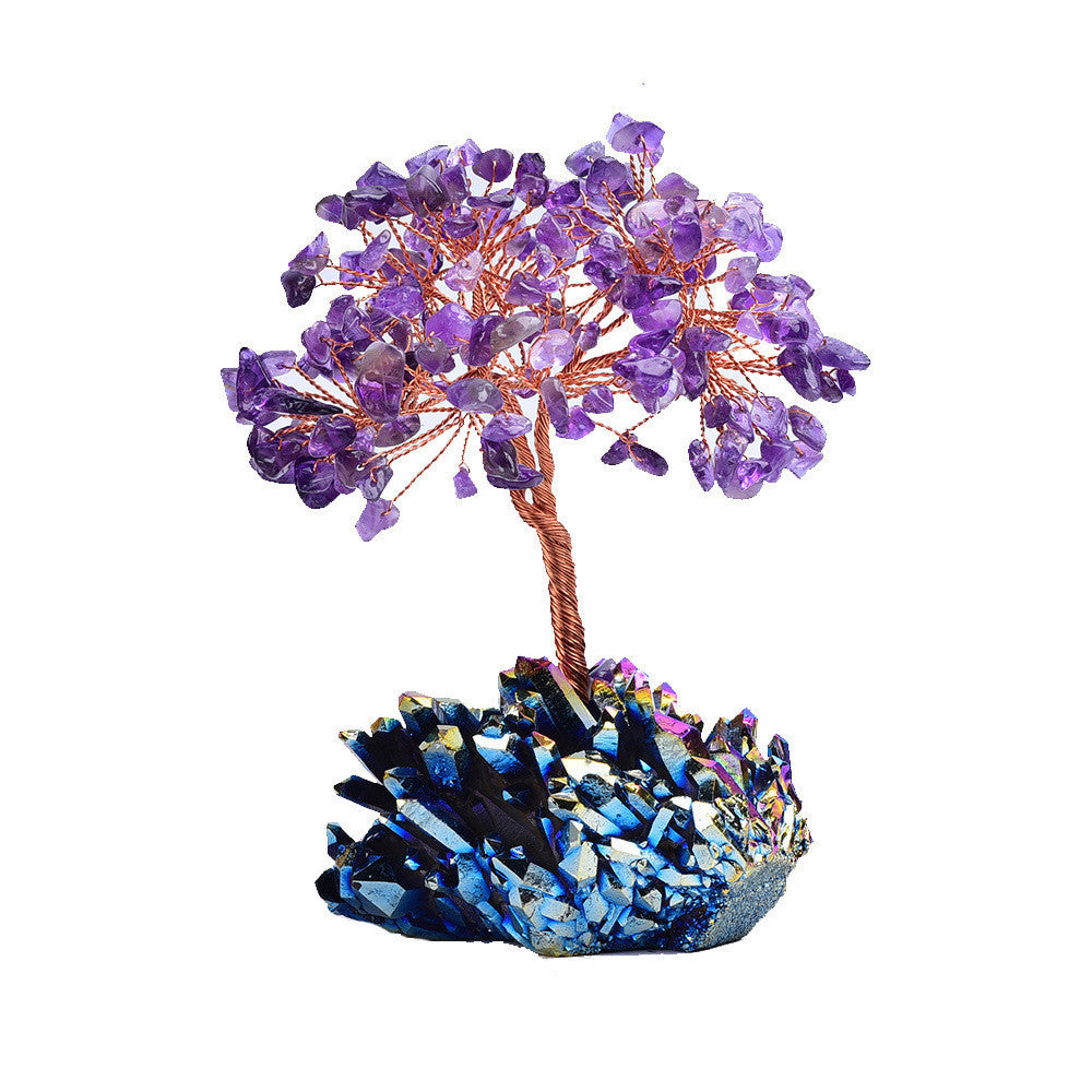 Arbre de Vie "Oasis" fait main, avec des feuilles en améthyste violette et un tronc en fil de cuivre torsadé, reposant sur une base de cristaux bleus irisés.