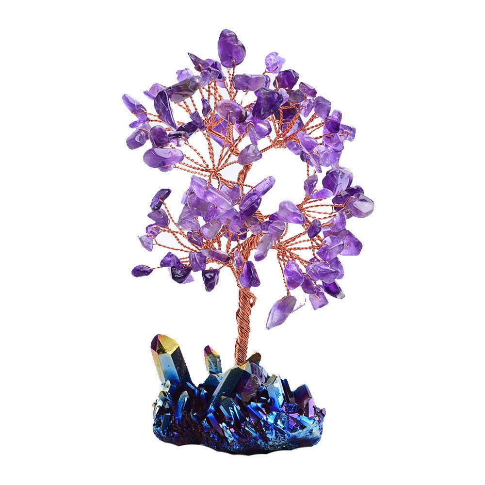 Arbre de vie décoratif en améthyste avec des cristaux bleus irisés à la base.