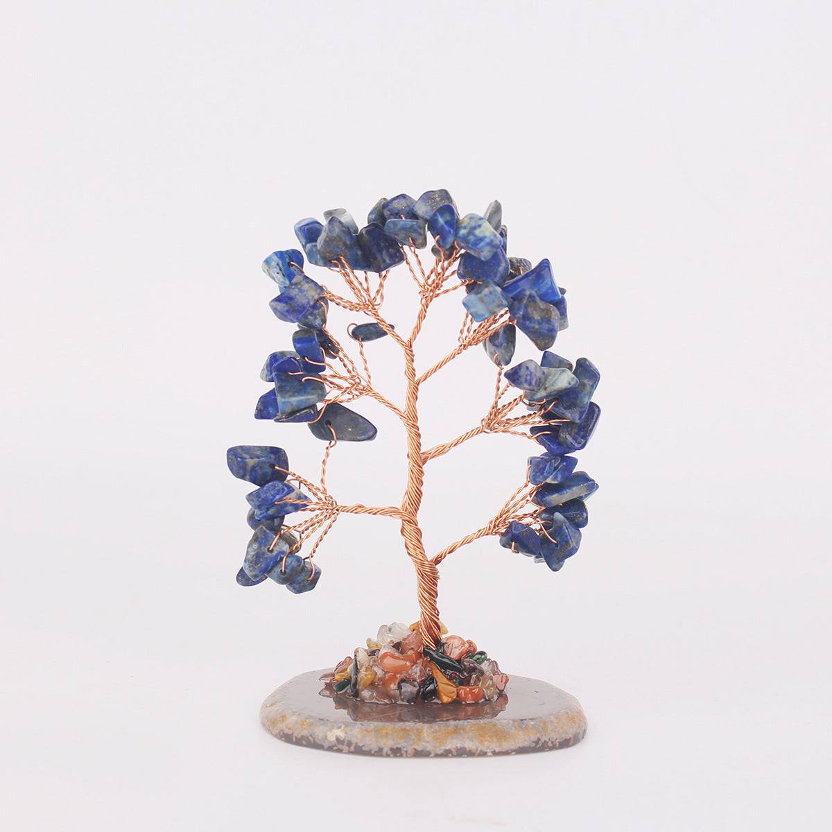 Arbre de vie décoratif en pierres bleues de lapis-lazuli et fil de cuivre torsadé, sur une base en pierre naturelle.