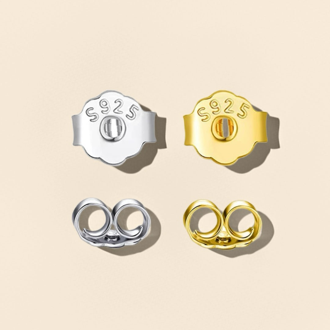 Quatre différents types de poussoirs pour boucles d'oreilles en argent sterling 925, deux en argent et deux en plaqué or, montrant différentes formes.
