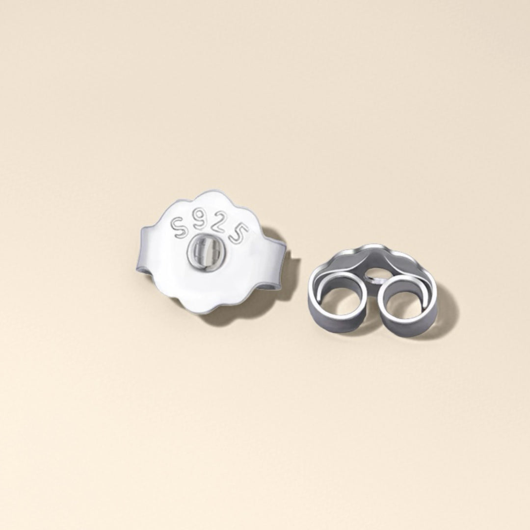 Deux types de poussoirs de boucles d'oreilles en argent 925, l'un avec le marquage S925 et l'autre en forme d'aile de papillon.