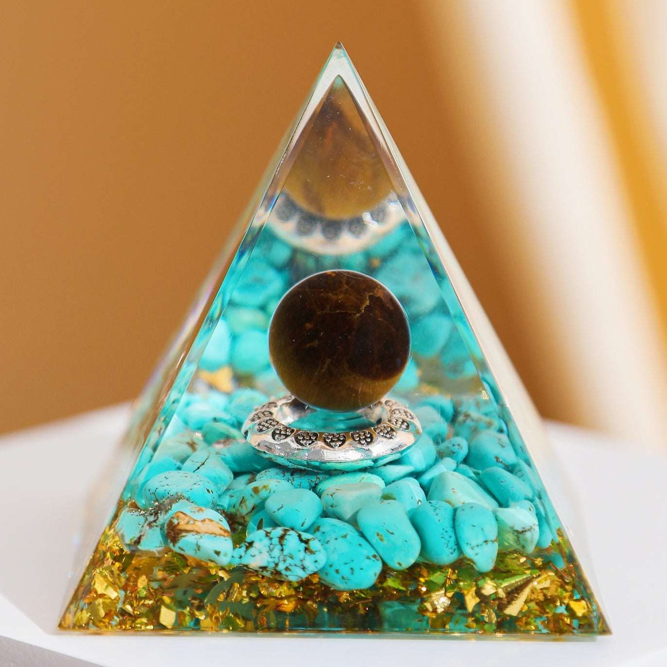 Rayonnement – Pyramide Orgonite en Turquoise et Œil de Tigre