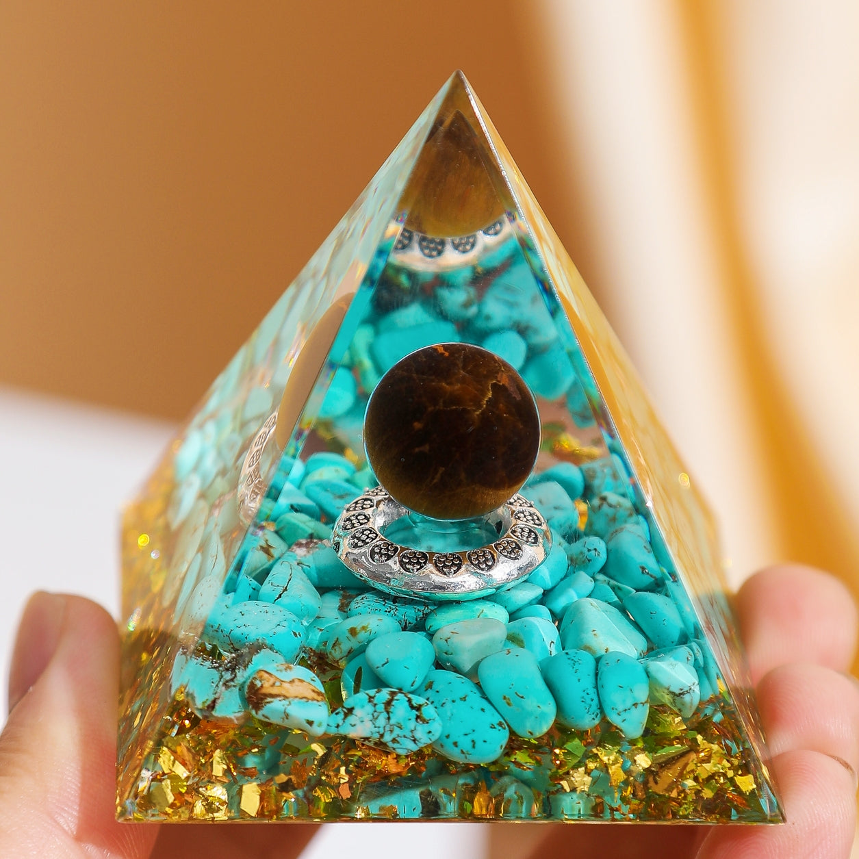 Rayonnement – Pyramide Orgonite en Turquoise et Œil de Tigre