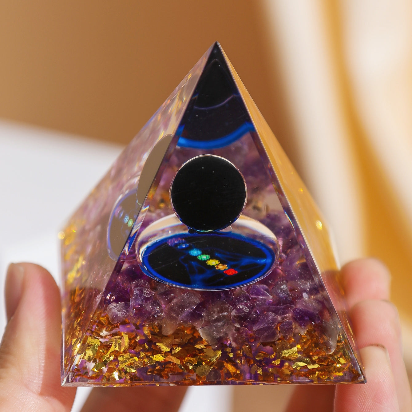Sagesse et Protection – Pyramide Orgonite 7 Chakras en Obsidienne et Améthyste