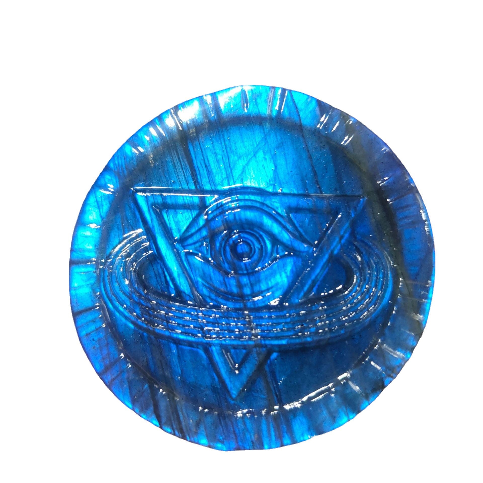 Sculpture ronde en labradorite bleue reprĂ©sentant un Ćil stylisĂ© Ă l'intĂ©rieur d'un triangle, entourĂ© d'anneaux ondulĂ©s, symbolisant la protection.