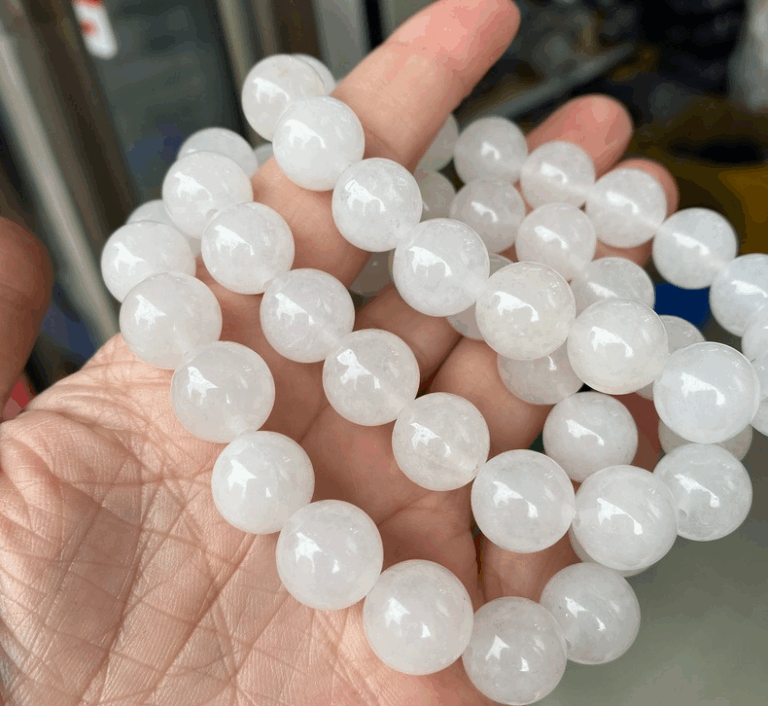 Tout savoir sur la pierre jade blanc : équilibre et paix intérieure