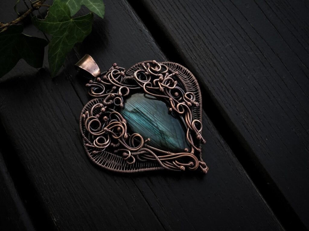 Porter un collier en labradorite comme amulette