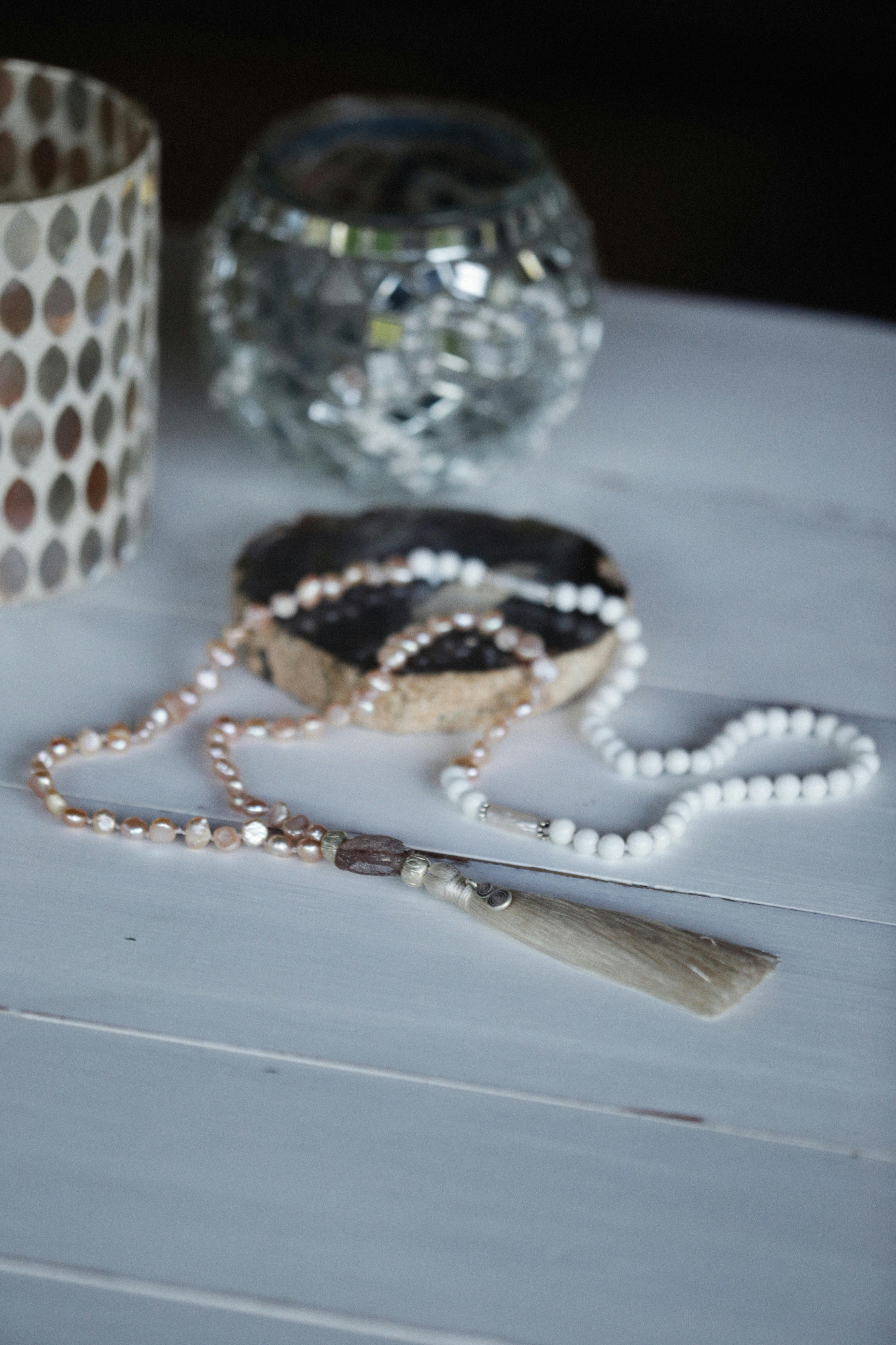 Nacre ou Pierre de Lune : Quelles différences pour vos bijoux blancs ?