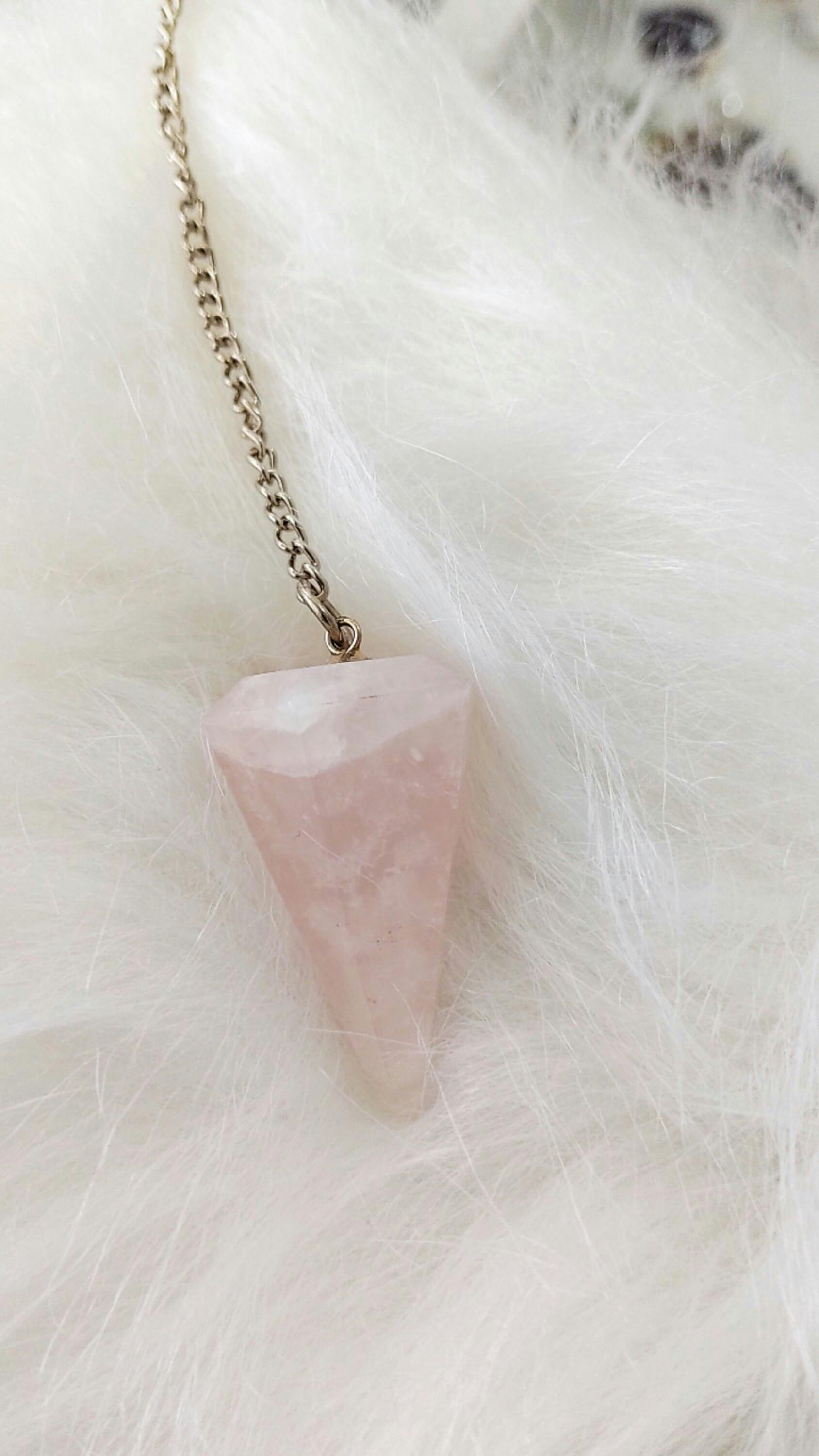 Collier Quartz Rose : Sublimez votre décolleté avec une touche de douceur