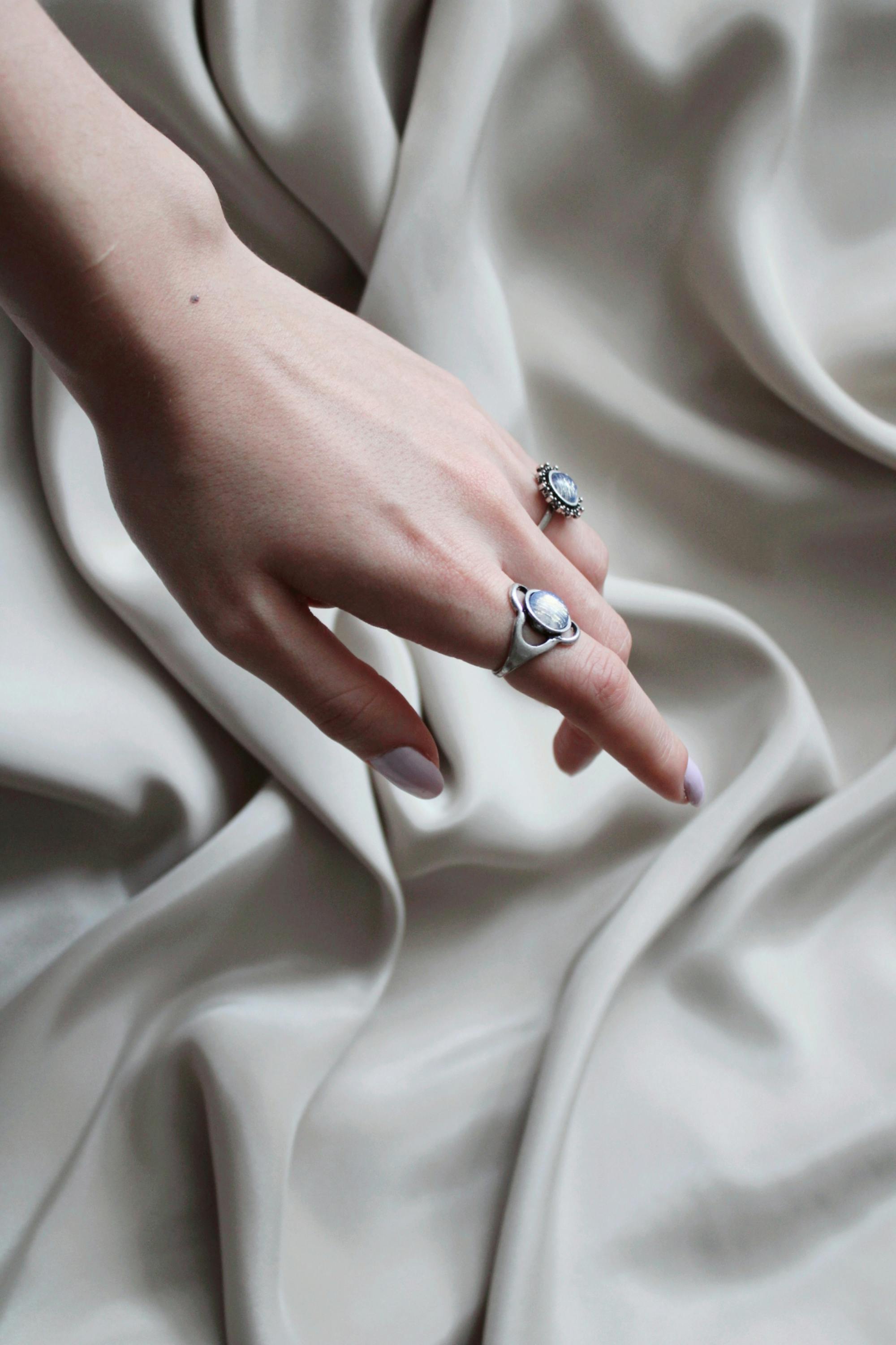 Bague Pierre de Lune : Un symbole de féminité et de nouveaux départs