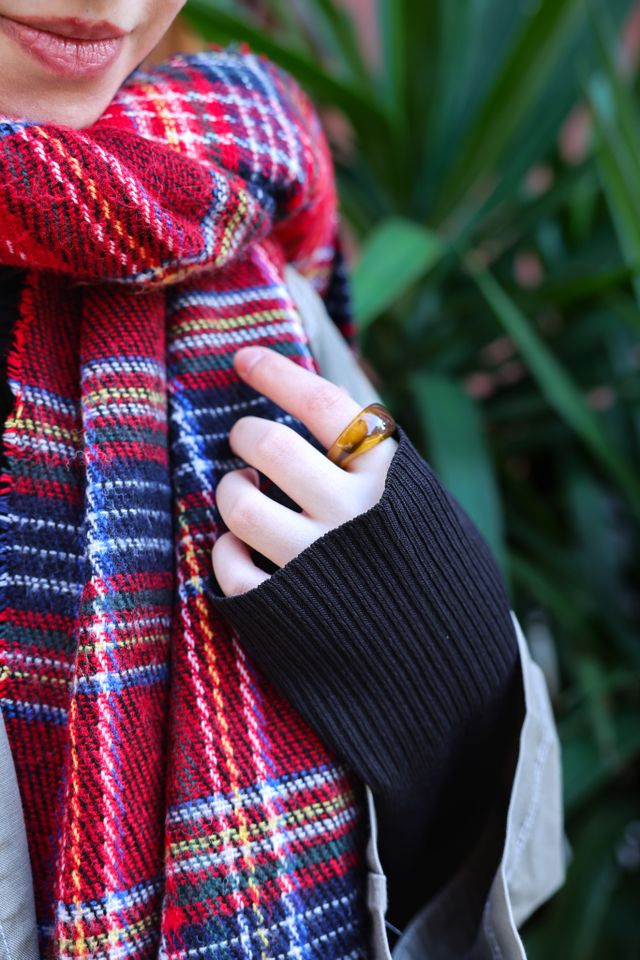 Femme avec châle qui porte une bague ambre
