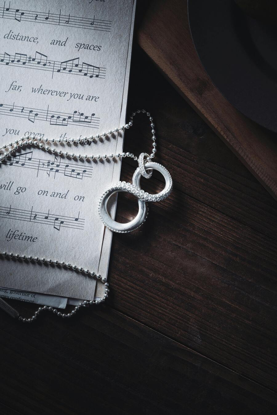 Collier Infini : Le guide pour offrir un bijou au message puissant