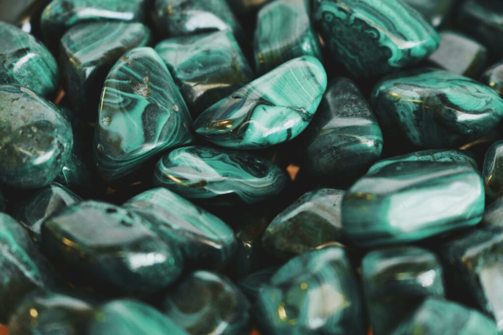 Tout savoir sur la pierre malachite : vertus, origines et usages