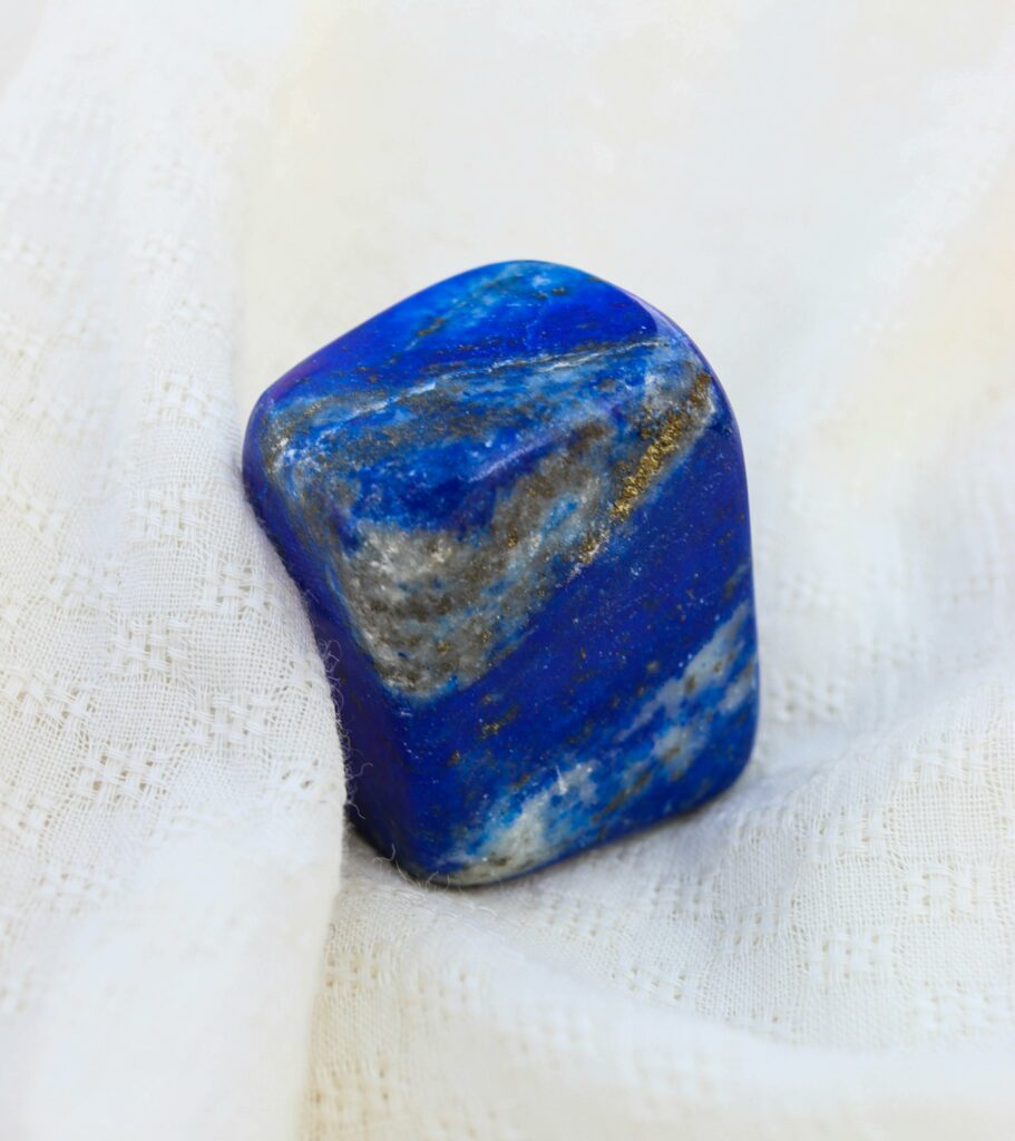 Tout savoir sur le lapis lazuli : une pierre naturelle aux mille vertus