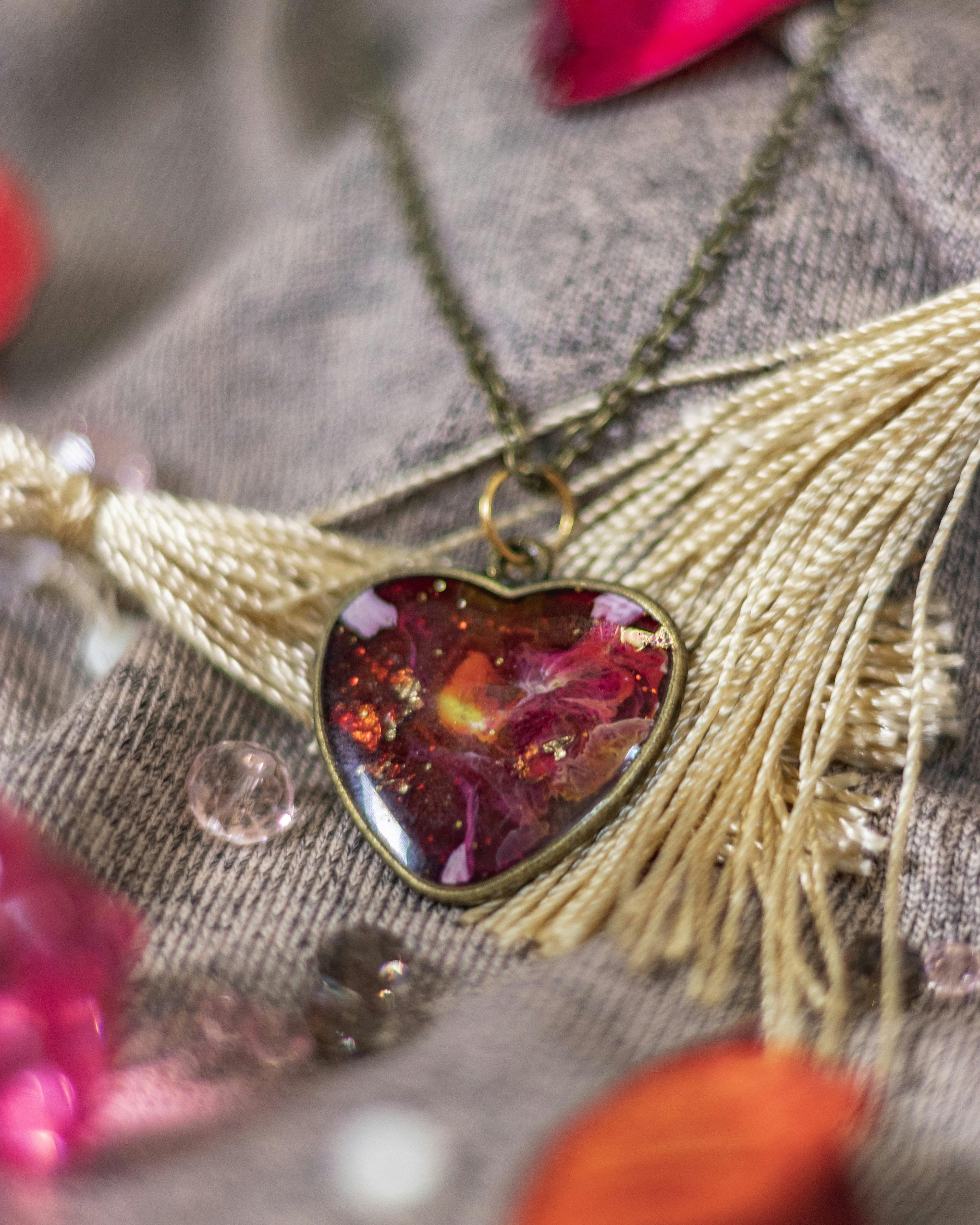 Quartz Rose, Améthyste ou Turquoise : Quelle pierre choisir pour un Pendentif Cœur ?