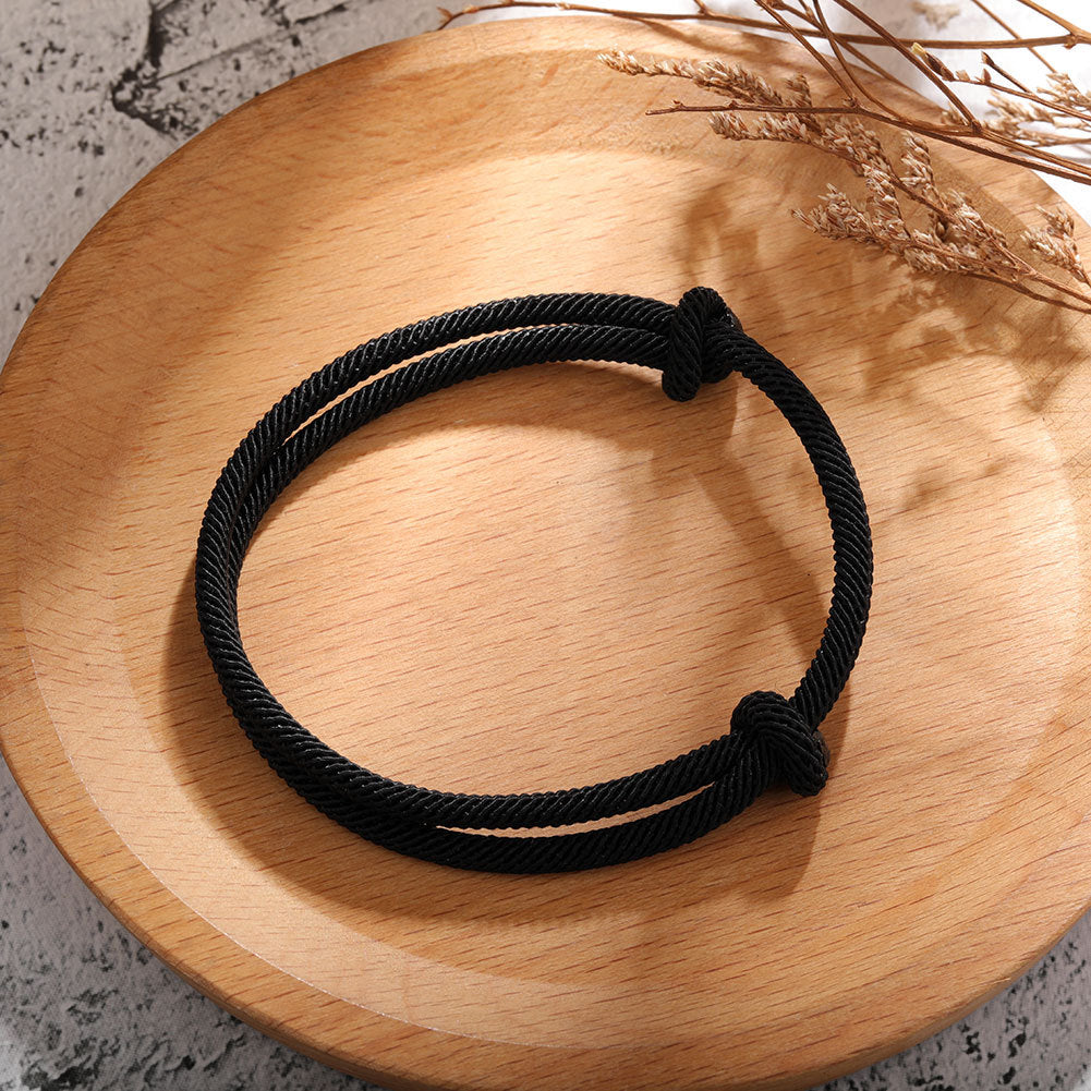 "Force" en couleur noire sur un porte bijoux