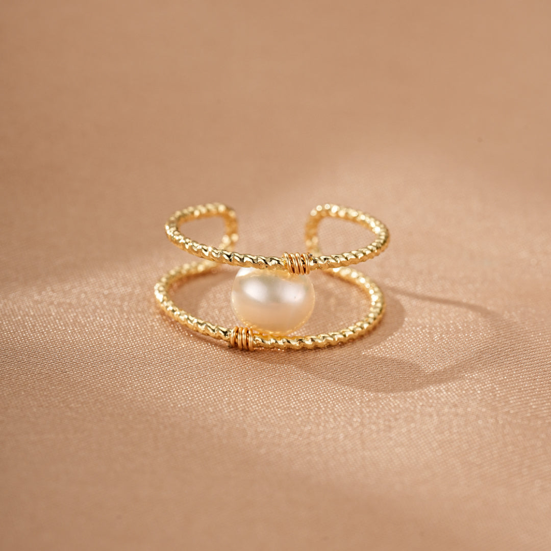 Pearl Ring – Luminous Twist