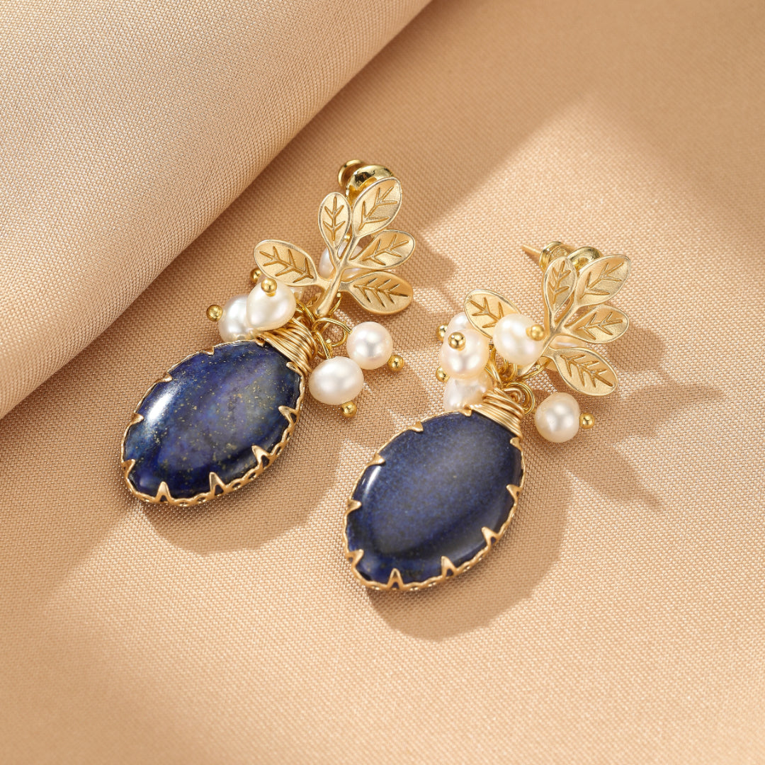 Boucles d’Oreilles Lapis Lazuli et Perle – Fleur de Sérénité, Argent Plaqué Or
