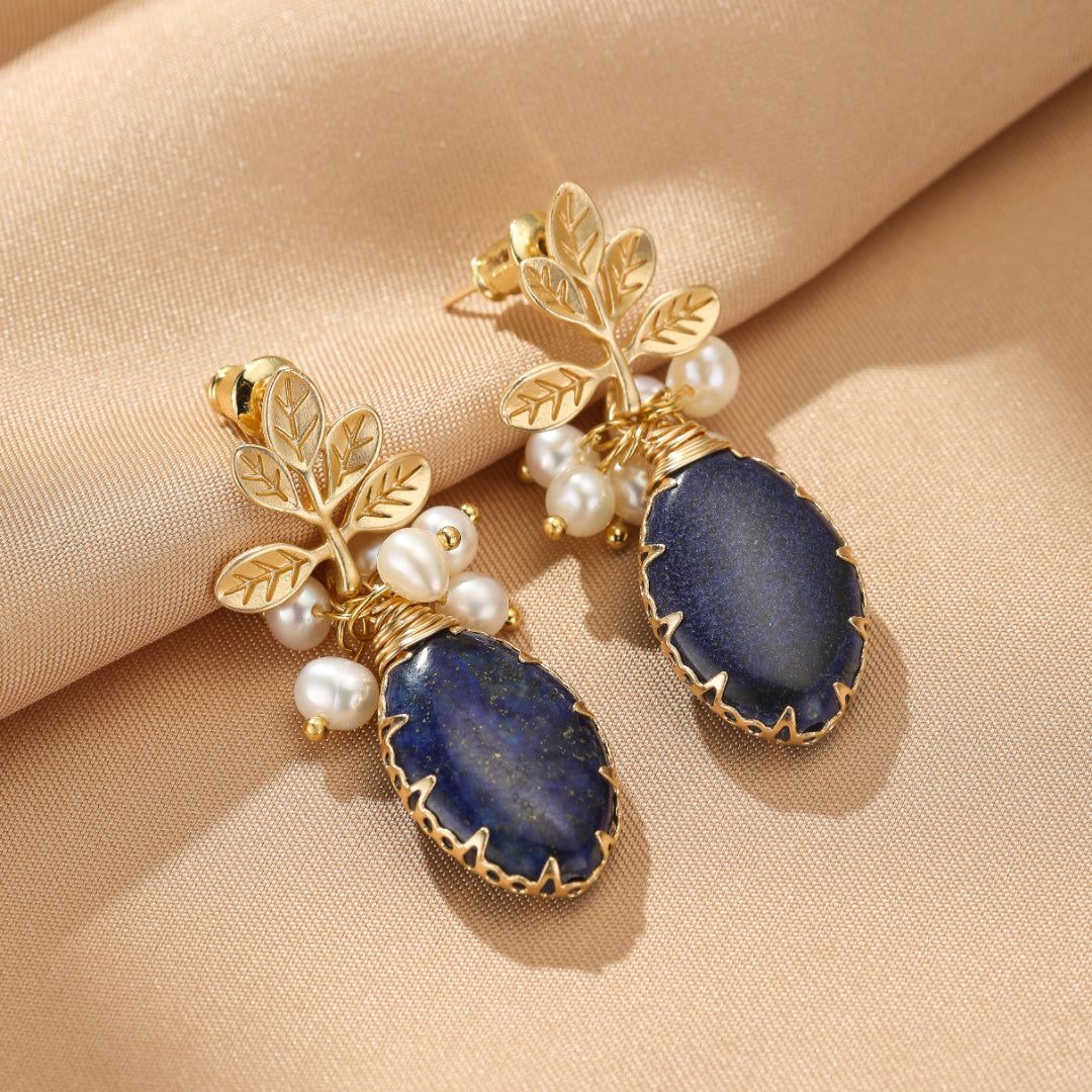 Boucles d’Oreilles Lapis Lazuli et Perle – Fleur de Sérénité, Argent Plaqué Or