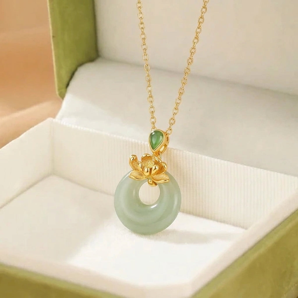 Collier Jade Néphrite – Lotus Sacré, Argent Plaqué Or