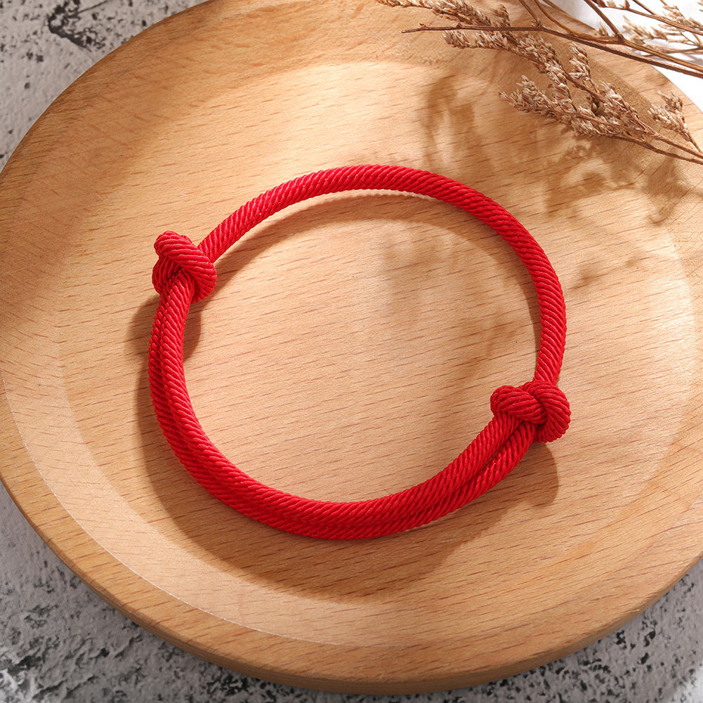 Le bracelet "Force" sur un porte bijoux marron
