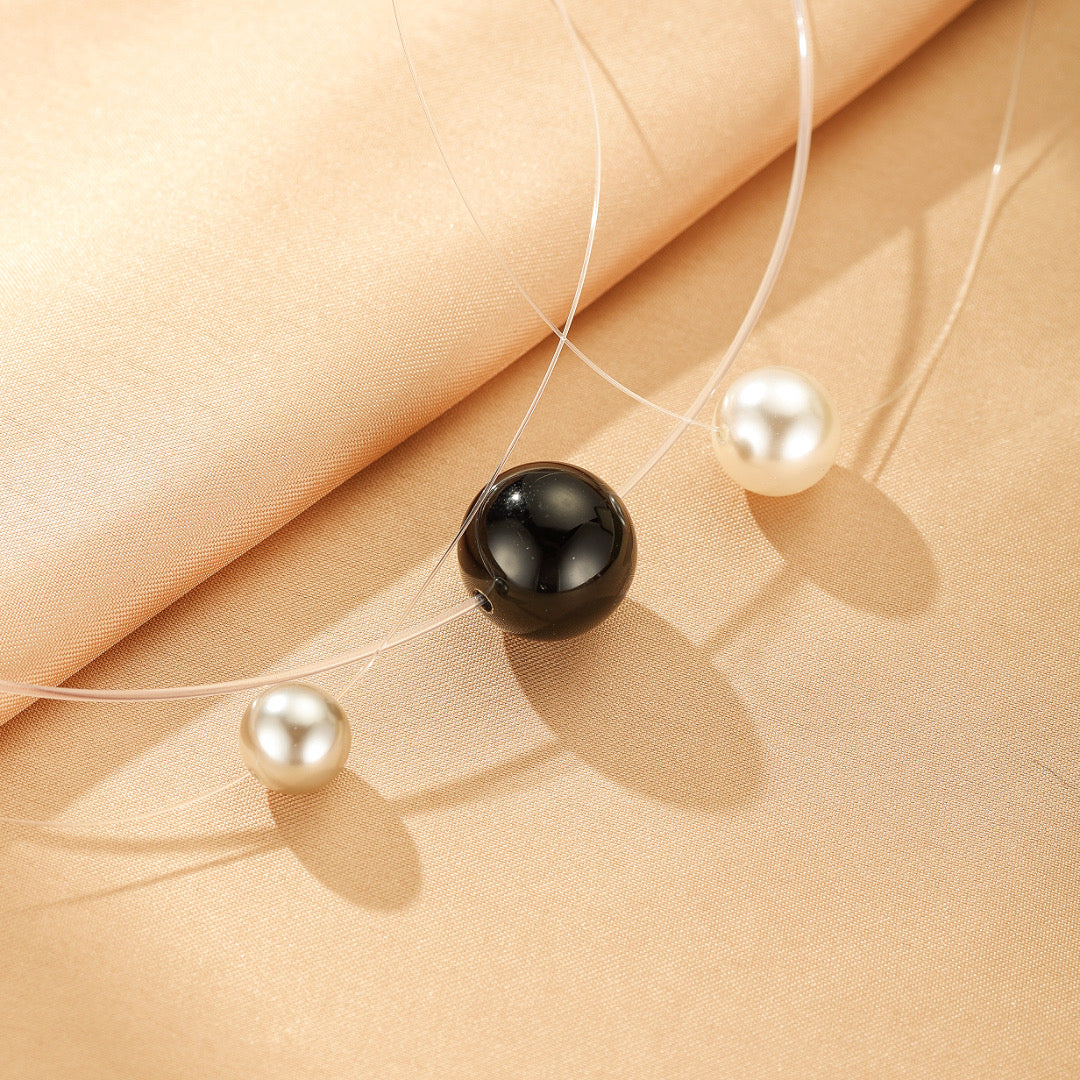 Collier Flottant  Onyx, Perle Grise et Perle Blanche – Trilogie Élégante