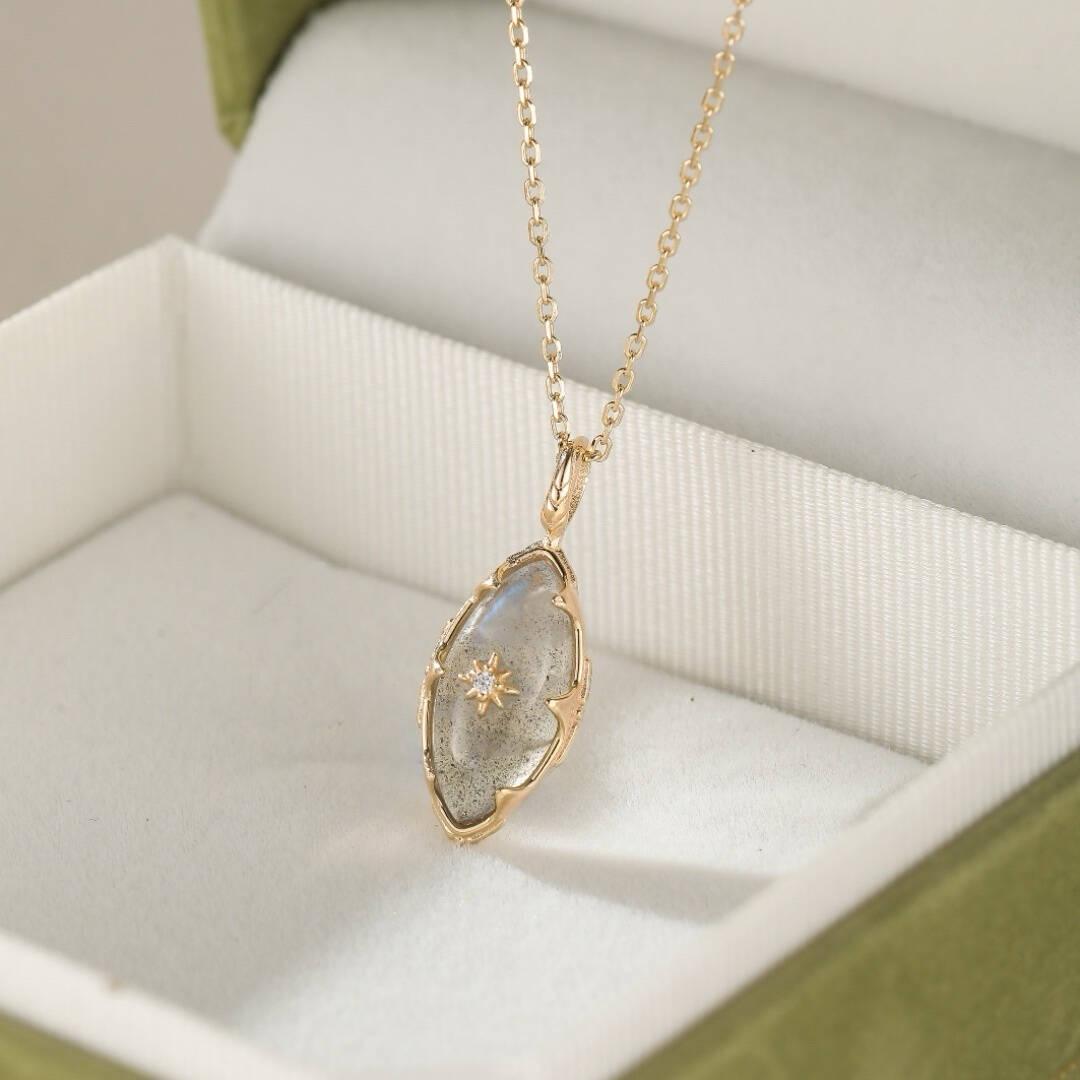 Collier Labradorite – Apaisement Cosmique, Argent Plaqué Or