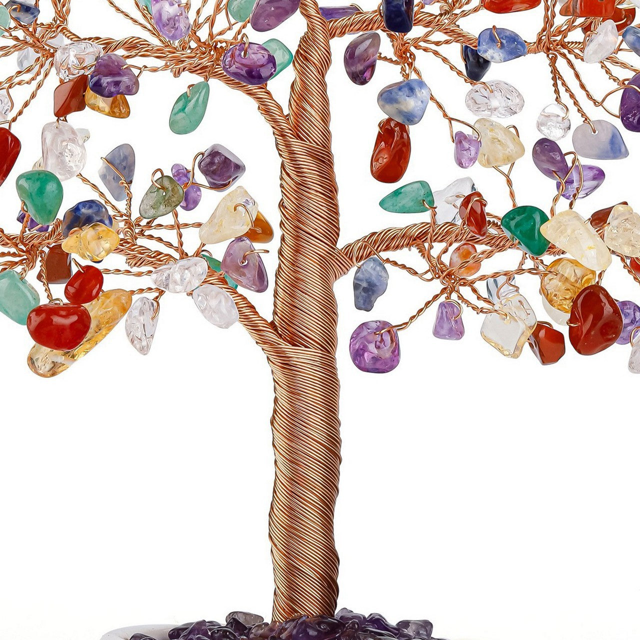 Arbre de vie décoratif avec des pierres semi-précieuses colorées représentant les 7 chakras, fil de cuivre torsadé, sur fond blanc.
