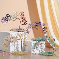 Collection d'Arbres de Vie décoratifs avec pierres naturelles de citrine, améthyste, aventurine et cristaux des 7 chakras sur socles en résine et agate.
