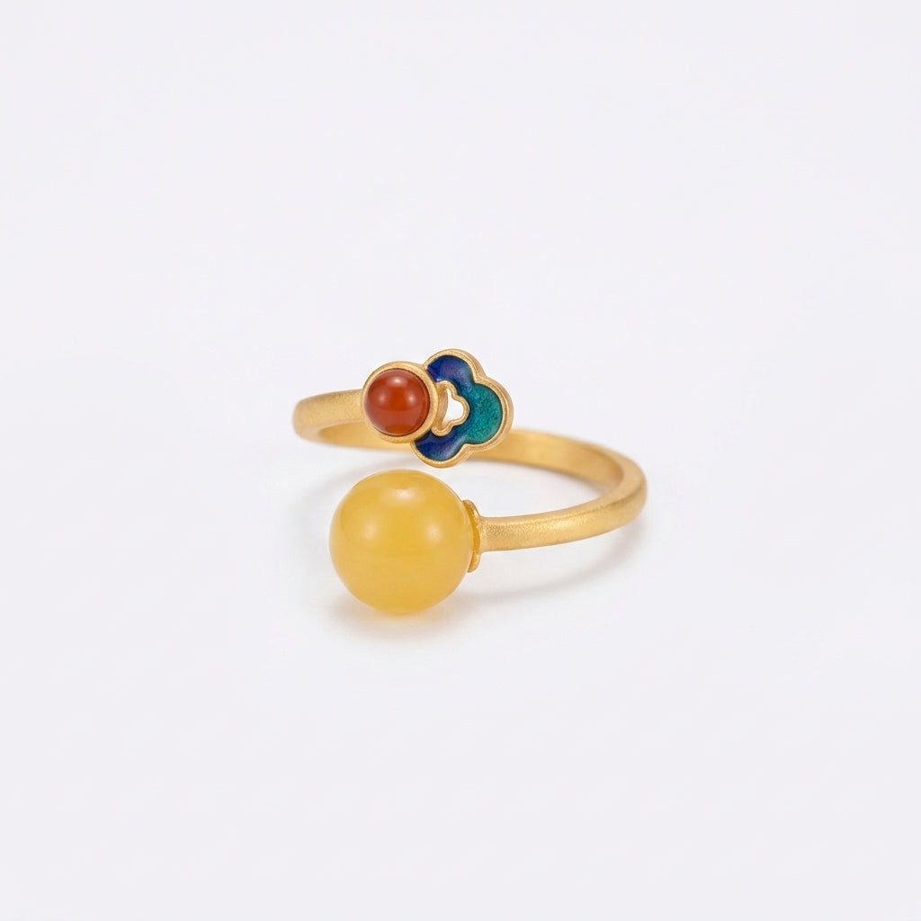 Bague Nuage Précieux en argent plaqué or avec une perle d'ambre jaune et un détail émaillé aux tons bleu et rouge