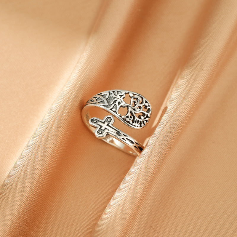 Bague ouverte en argent avec un design entrelacé d'un arbre de vie et d'une croix