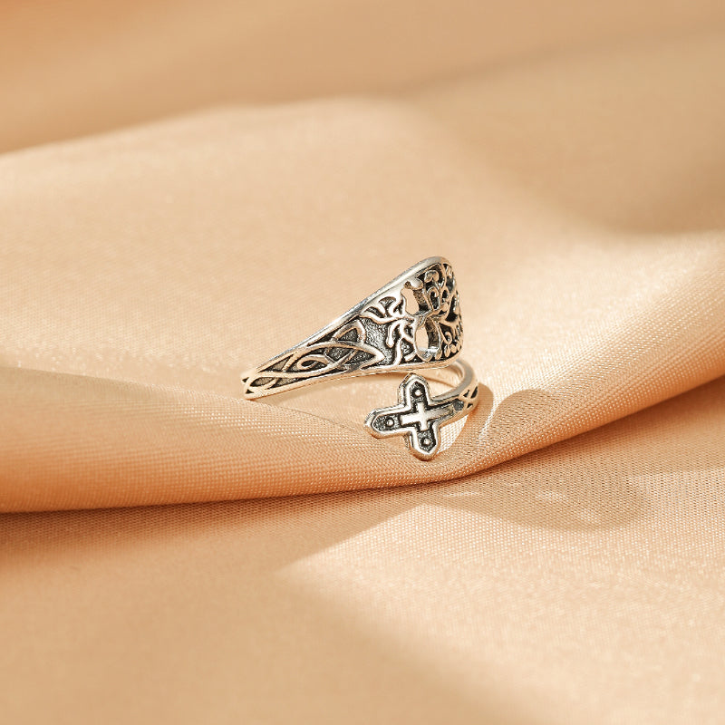 Bague Arbre de Vie avec une croix, en argent, avec des motifs celtiques entrelacés.