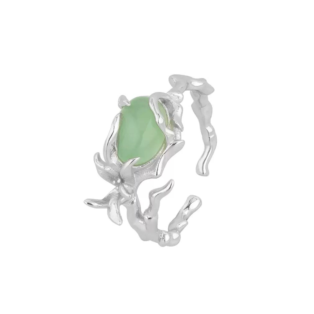 Bague en argent avec une pierre d'aventurine verte ovale sertie dans un design floral organique rappelant des branches et des feuilles.